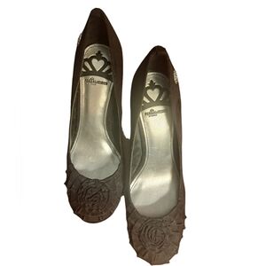 Fergalicious by Fergie Size 7.5 Womens Suede Black Pumps Rosette